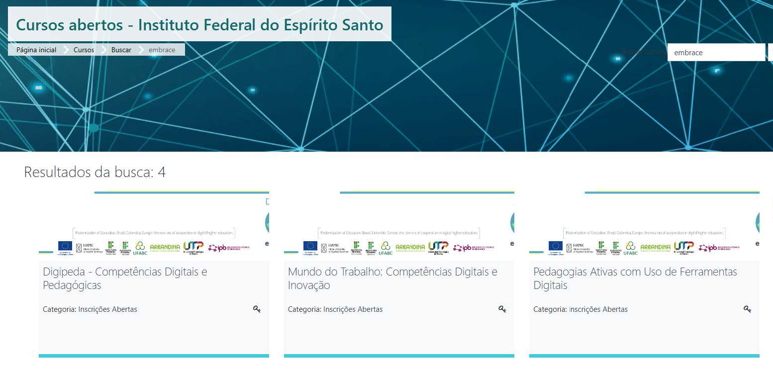 No topo da figura o cabeçalho conta com uma imagem de cor azul marinho cortada por feixes de retas e pontos de cor azul clara. No canto esquerdo da imagem está escrito Cursos abertos - Instituto Federal do Espírito Santo e está disponível o menu de acesso às opções: Página inicial, Cursos Buscar e Embrace. Na parte inferior da figura são apresentados lado a lado os três cursos MOOC do EMBRACE disponíveis: 1. DIGIPEDA - Competências Digitais e Pedagógicas; 2. Pedagogias Ativas com Uso de Ferramentas Digitais; e 3. Mundo do Trabalho: Competências Digitais e Inovação.